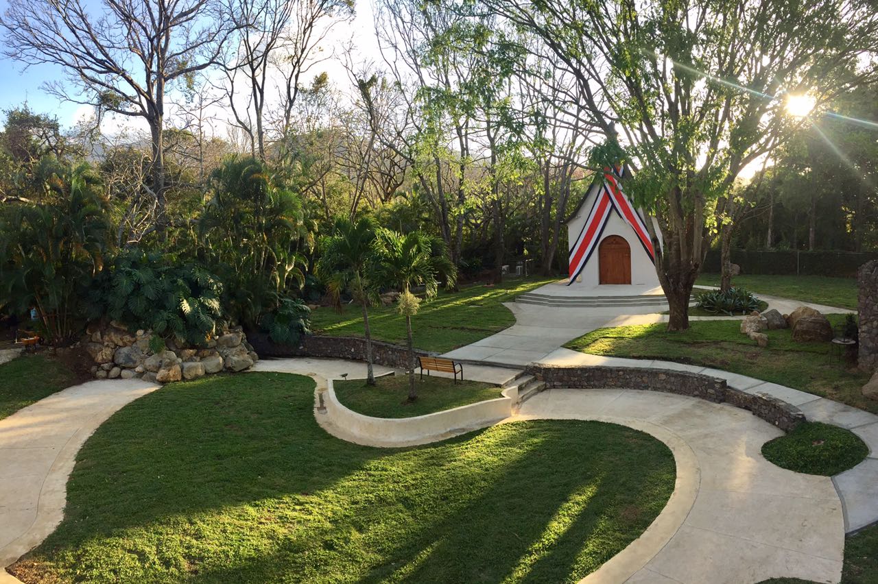 Interior del Santuario Familia de Esperanza — la Mater en el retablo