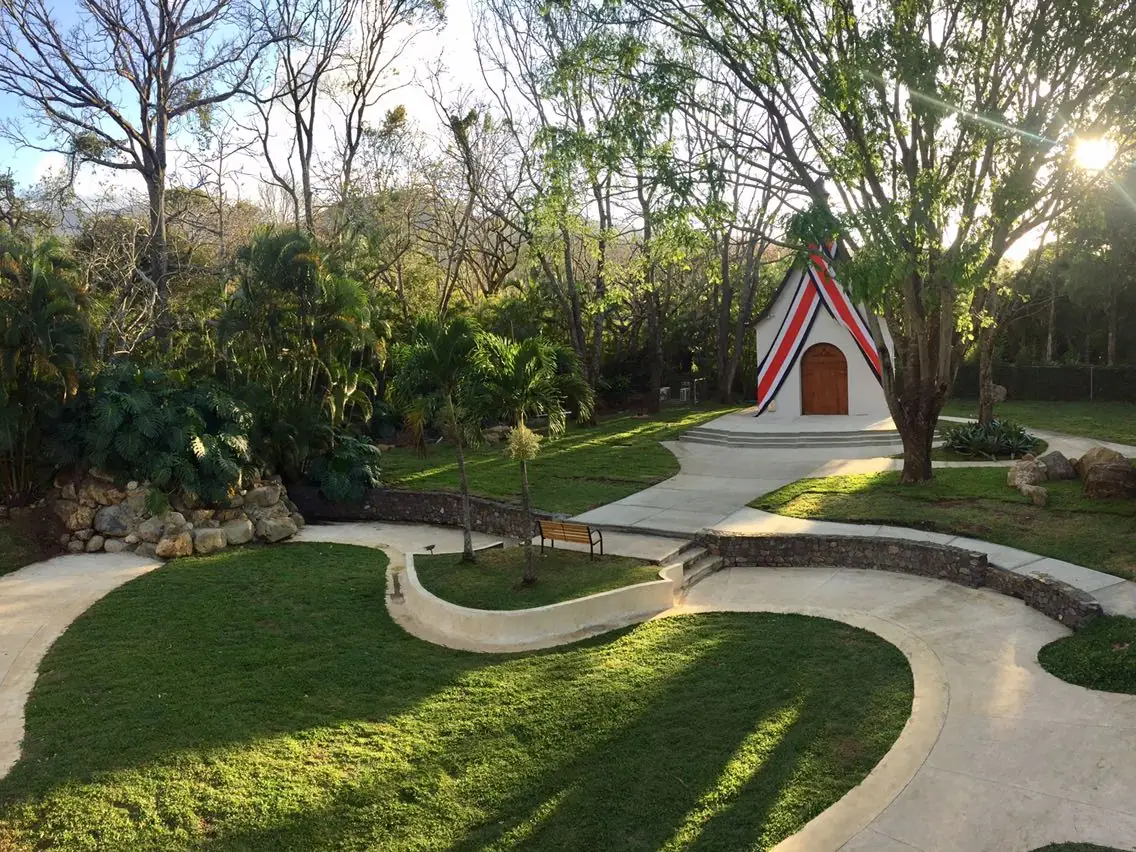 Interior del Santuario Familia de Esperanza, la Mater en el retablo